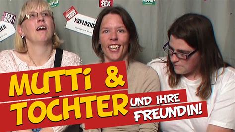 Mutter und Tochter mit Freundin beim Casting